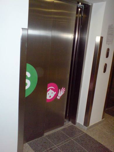 ochranné nerezové rohy u výtahu - Nemocnice Praha Motol.JPG